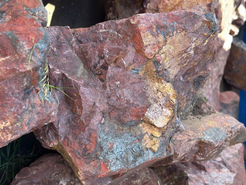 Камни для ландшафтного дизайна красно-фиолетовые 10-60 килограмм купить в Ирбите