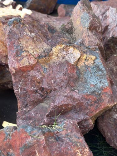 Камни для ландшафтного дизайна красно-фиолетовые 10-60 килограмм купить в Ирбите