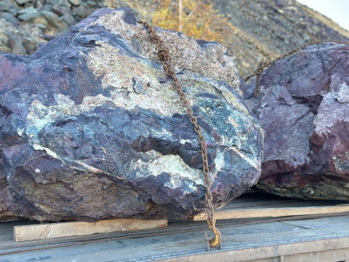 Огромные красно-фиолетовые валуны для ландшафтного дизайна весом более 5 тонн купить в Ирбите