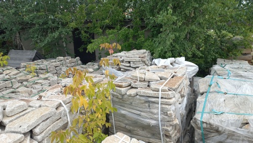 Плитняк галтованный гранитный для ландшафтного дизайна купить в Ирбите