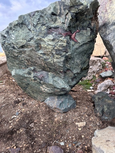 Гигантские зелёные валуны для ландшафтного дизайна весом более 5 тонн купить в Ирбите