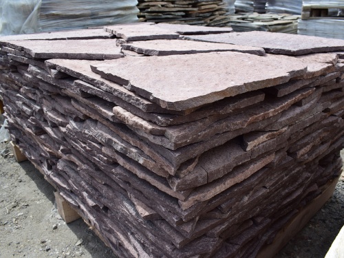 Плитняк лемезит бордовый для облицовки цоколя 20-25 мм  купить в Ирбите