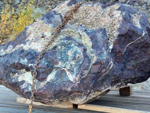 Огромные красно-фиолетовые валуны для ландшафтного дизайна весом более 5 тонн купить в Ирбите