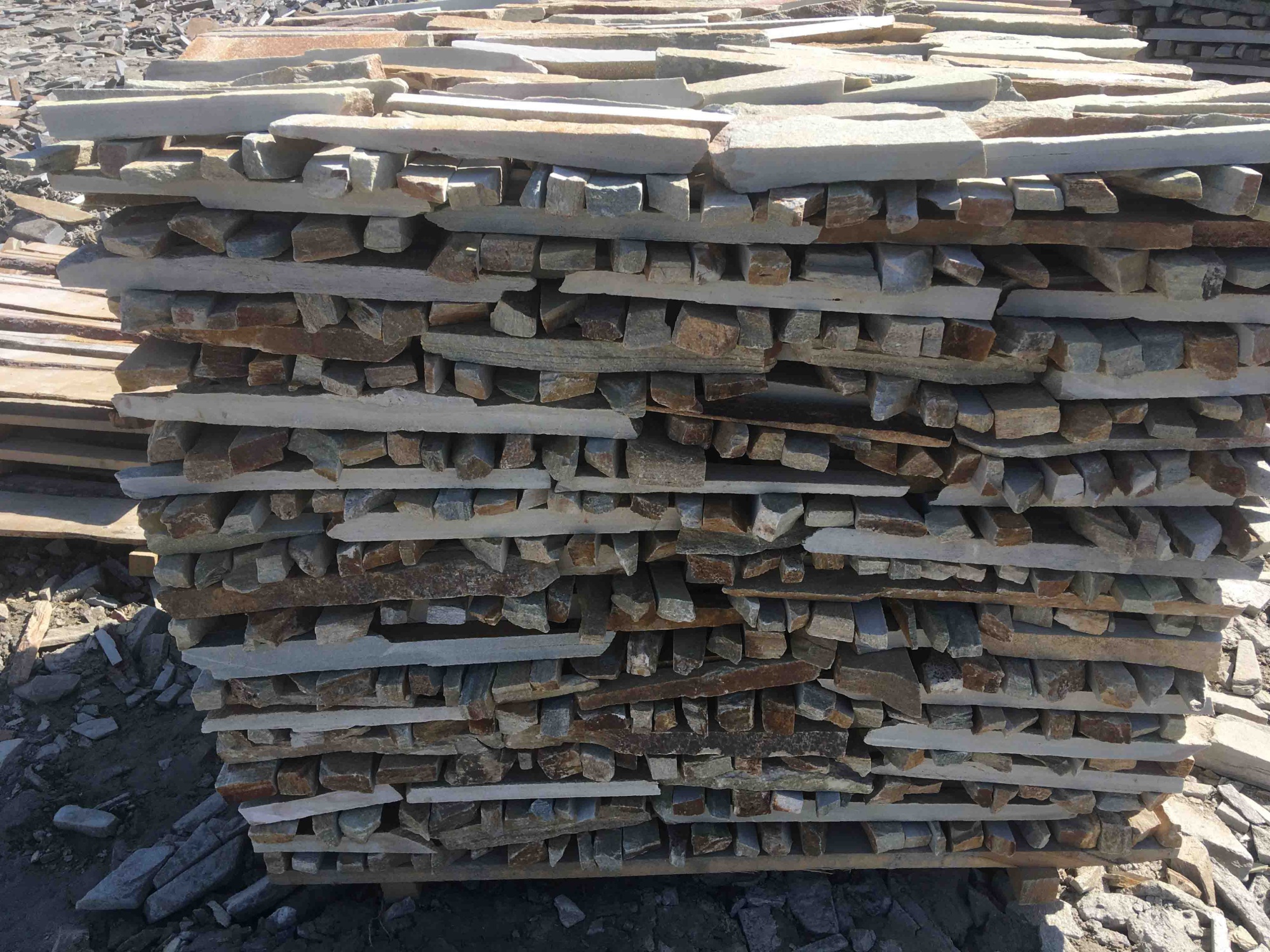 Горбушка златолит золотистый для облицовки купить в Ирбите