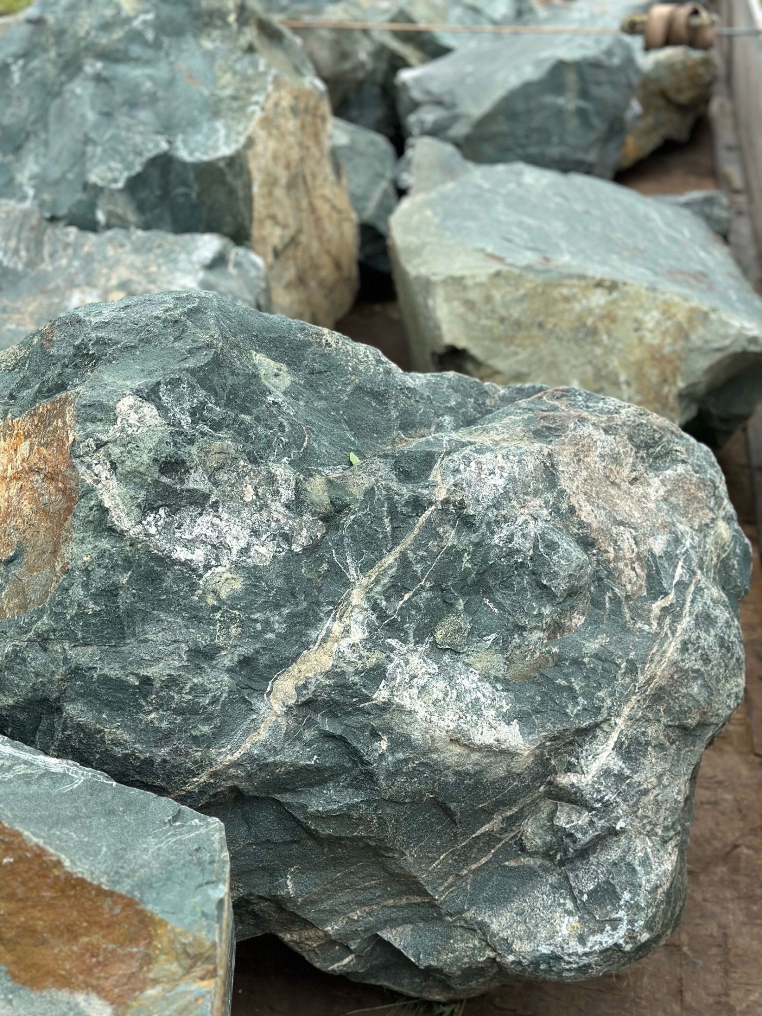 Камни для ландшафтного дизайна зелёные 10-60 килограмм купить в Ирбите