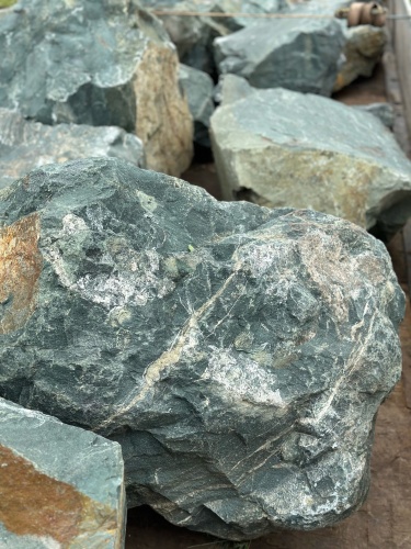 Камни для ландшафтного дизайна зелёные 10-60 килограмм купить в Ирбите