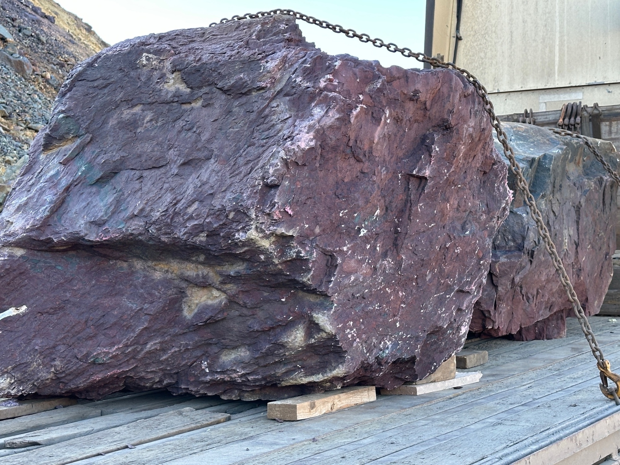 Огромные красно-фиолетовые валуны для ландшафтного дизайна весом более 5 тонн купить в Ирбите