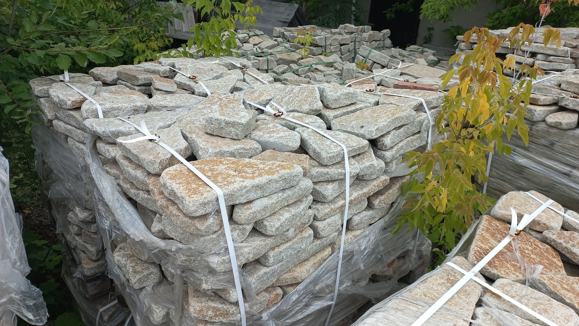 Плитняк галтованный гранитный для ландшафтного дизайна купить в Ирбите