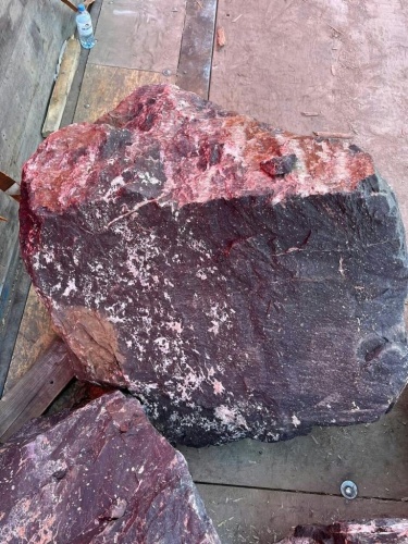 Камни для ландшафтного дизайна красно-фиолетовые 10-60 килограмм купить в Ирбите