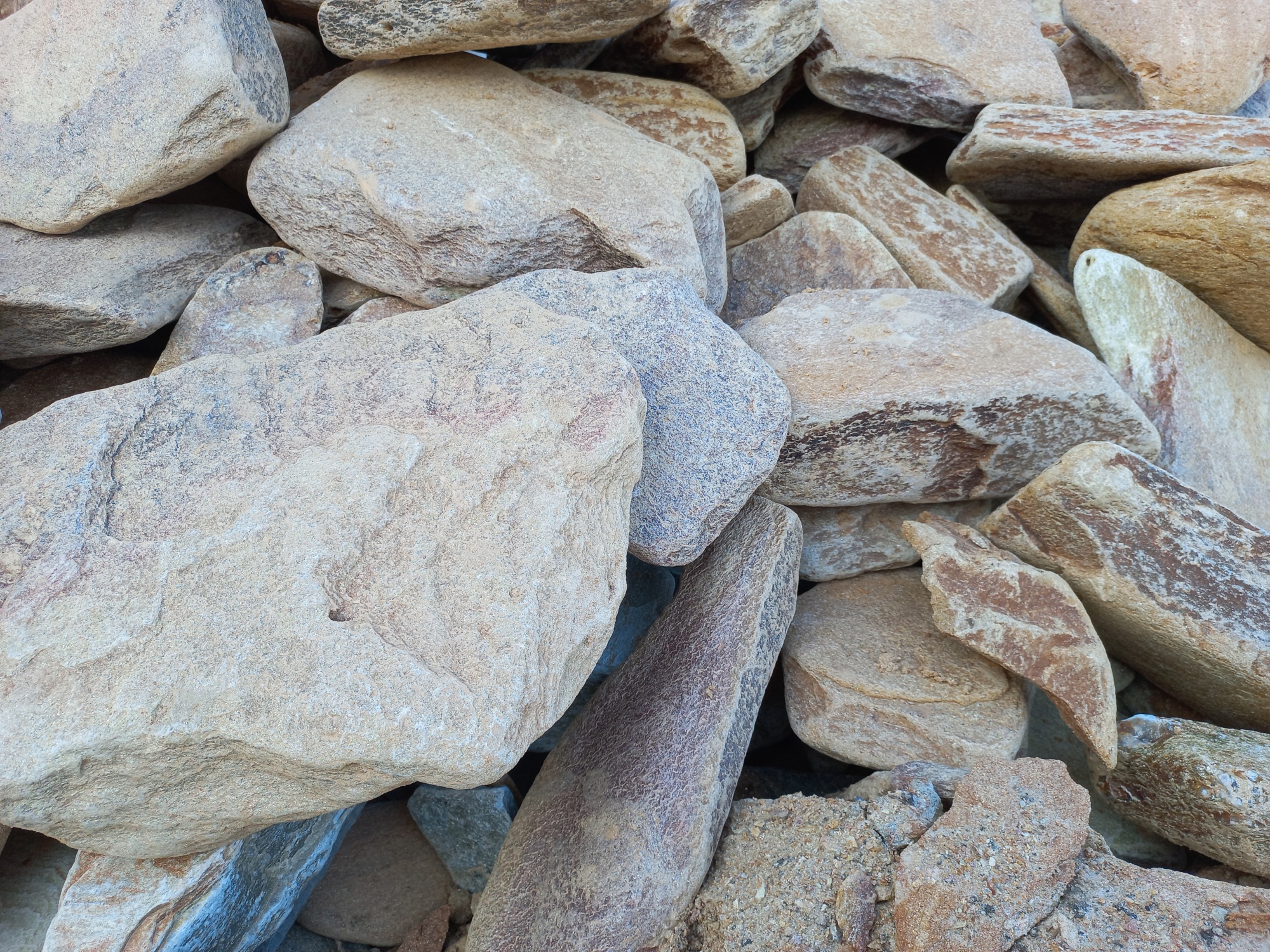 Златолит жёлтый, жёлто-зелёный глыбки и валуны для ланшафтного дизайна купить в Ирбите