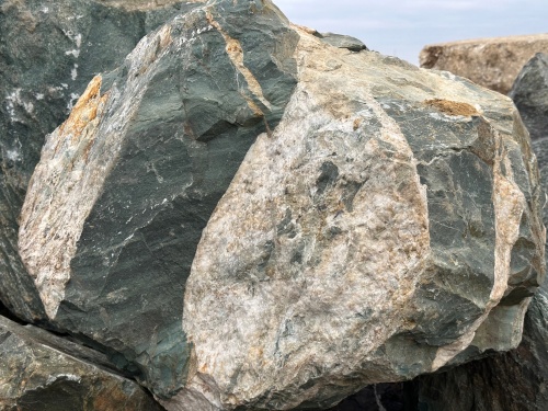 Гигантские зелёные валуны для ландшафтного дизайна весом более 5 тонн купить в Ирбите