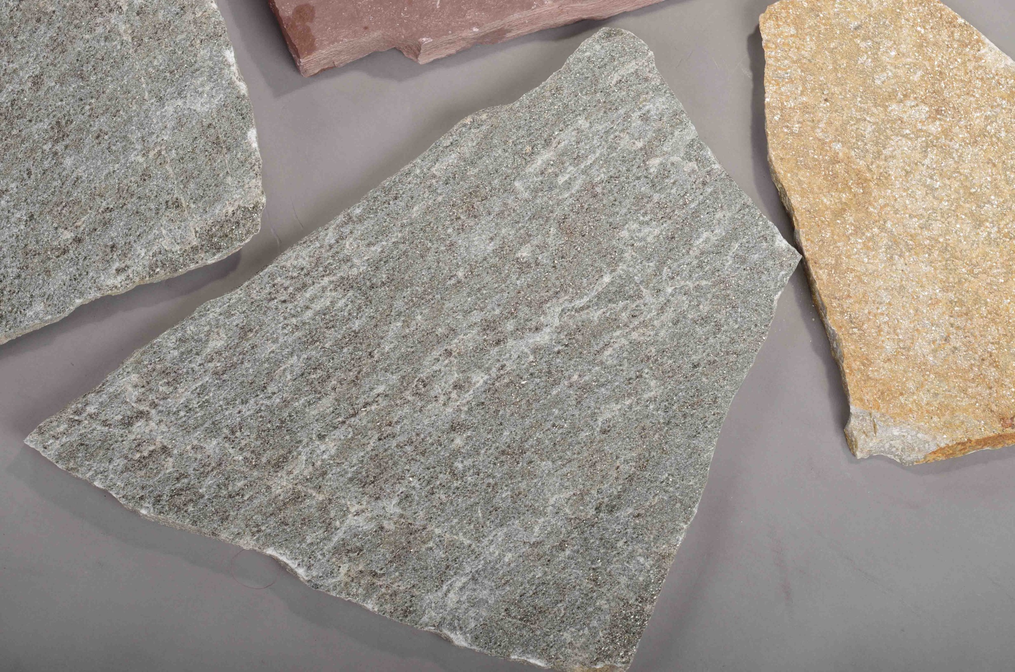 Плитняк златолит Уральский для цоколя, отмостки купить в Ирбите